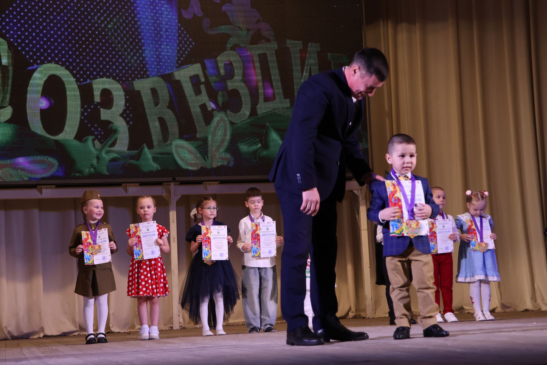 Актаныш күгендә яңа йолдызлар: "Йолдызлык-2026" эстрада фестивале Гала-концертыннан безнең репортаж