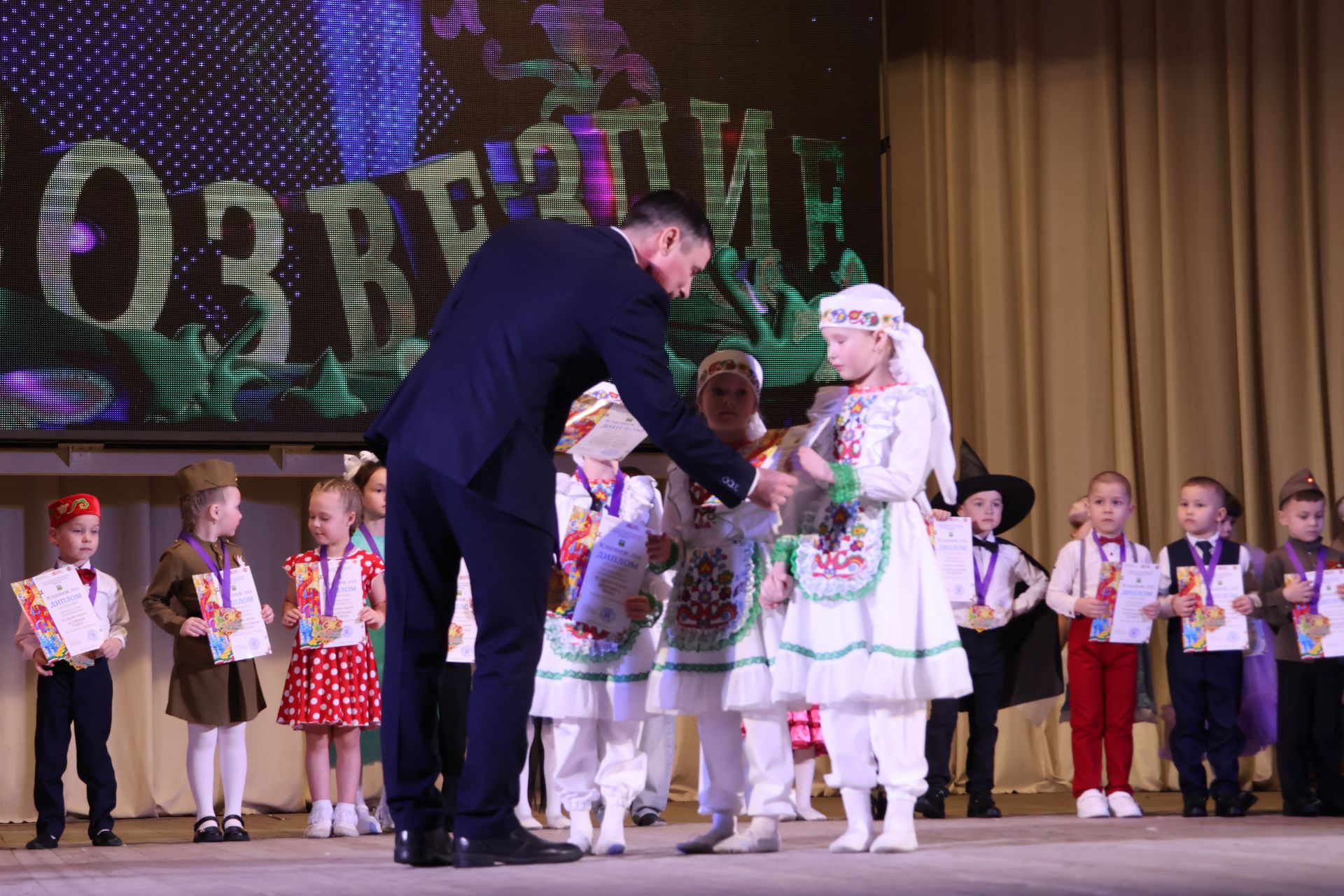 Актаныш күгендә яңа йолдызлар: "Йолдызлык-2026" эстрада фестивале Гала-концертыннан безнең репортаж