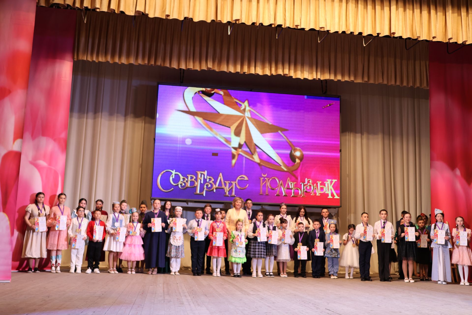 Актаныш күгендә яңа йолдызлар: "Йолдызлык-2026" эстрада фестивале Гала-концертыннан безнең репортаж