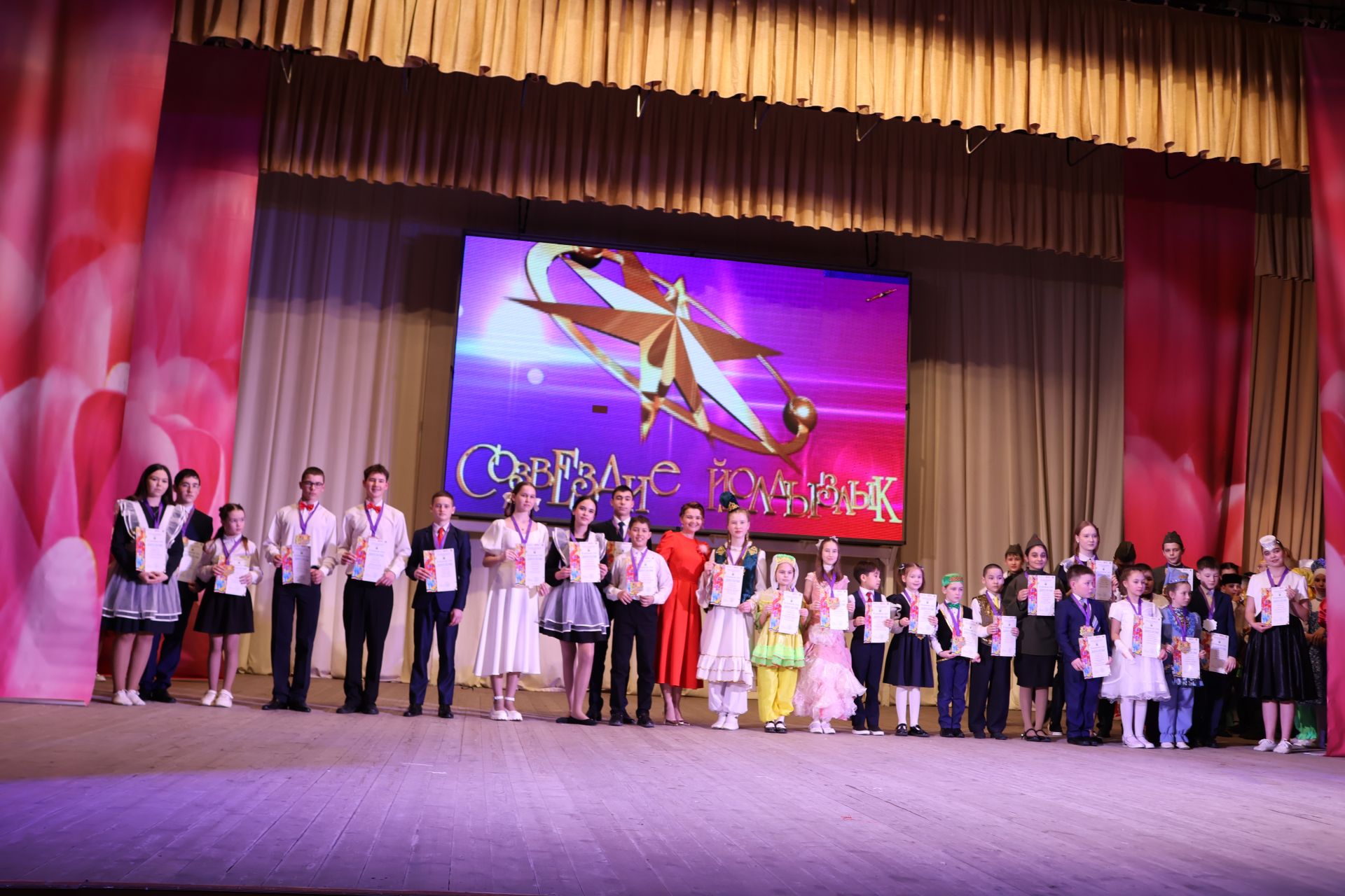 Актаныш күгендә яңа йолдызлар: "Йолдызлык-2026" эстрада фестивале Гала-концертыннан безнең репортаж