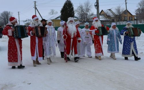Яңача Яңа ел- Иске Кормашта күрше авыллар белән Кыш бабайлар парады оештырдылар