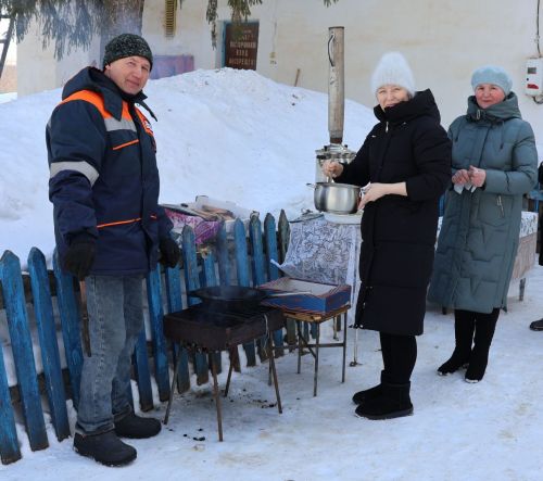 Татар Ямалысы авылы сайлаучыларын коймак пешереп каршы алдылар