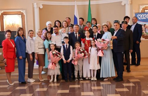 Ике бәйрәм бергә: Актанышның 50 , 60 ел бергә яшәгән парлары белән Бөтенроссия Гаилә учагын Минзәләгә озаттык