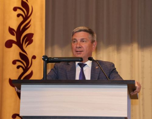 Ленар Зарипов мәгариф хезмәткәрләре конференциясендә Актанышка эшкә кайткан яшь укытучыларга 100 мең сум акча биреләчәген әйтте