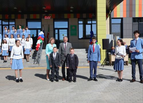Ленар Зарипов гимназиядәге белем бәйрәмендә МХОдәге батырларның балаларына мәктәп кирәк-яраклары тапшырды