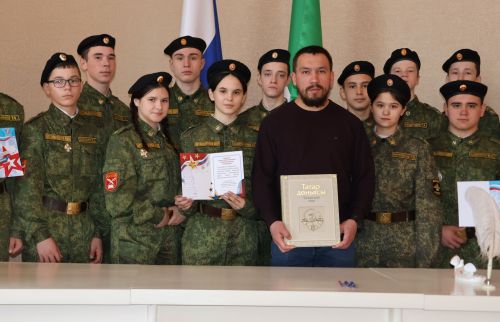 «Гаилә мәктәбе» дәресендә укучылар МХО ветераны Илнар Нәбиуллинны хөрмәтләде
