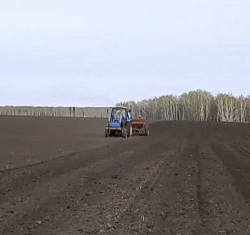 Актанышта беренчеләрдән булып язгы чәчүгә Иске Җияш авылының элекке фермеры Хуҗин Фәрит абый төште