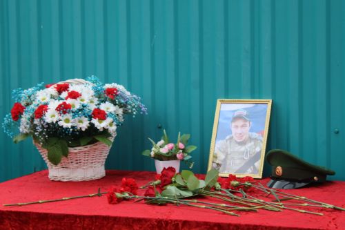 Яңа Богадыда МХО каһарманы Айназ Арсланов истәлегенә мемориаль такта ачылды