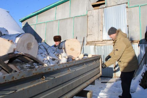 Актанышның игелекле уллары мобилизацияләнгәннәрнең гаиләләренә утын илтте (фото һәм видео)