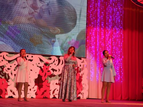 Бәйрәмегез белән, әниләр: Балалар сәнгать мәктәбендә укучылар иң кадерле кешеләрен хөрмәтләде (фоторепортаж)