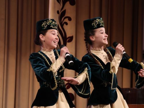 Бәйрәмегез белән, әниләр: Балалар сәнгать мәктәбендә укучылар иң кадерле кешеләрен хөрмәтләде (фоторепортаж)