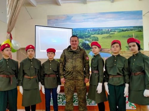 Очрашулар дәвам итә: Иске Байсарның Яшь армиячеләре МХОдән ялга кайткан авылдашларына концерт программасы күрсәтте
