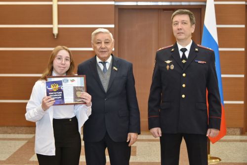 Бүген Татарстан Республикасы Дәүләт Советы Рәисе Фәрит Мөхәммәтшин Актаныш кызына паспорт тапшырды