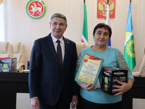 Районыбыз башлыгы Ленар Зарипов коррупциягә каршы көрәш буенча иҗат конкурсларында җиңгән укучыларны бүләкләде