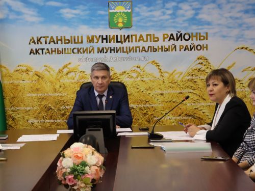 Ленар Зарипов быелгы «Ел укытучысы» бәйгесе финалистлары белән әңгәмә корды