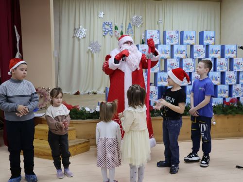 Ленар Зарипов һәм Әлфия Когогина махсус хәрби операциядәге якташларыбызның балаларын Яңа ел белән котлады