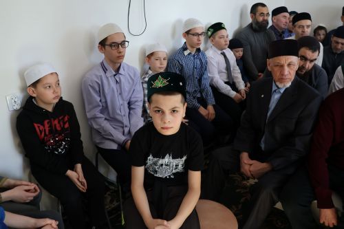 БАЛАЛАР ДИНГӘ ТАРТЫЛА, НАМАЗ УКЫРГА ЯРАТА