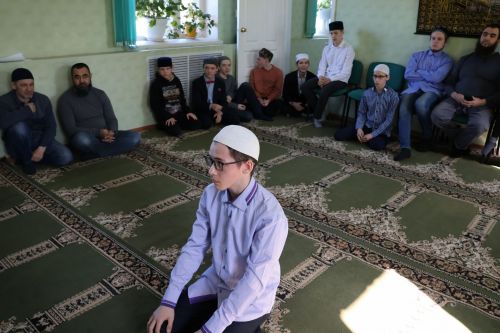 БАЛАЛАР ДИНГӘ ТАРТЫЛА, НАМАЗ УКЫРГА ЯРАТА