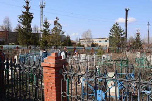 Районыбызның агрегат заводы коллективы Актанышның иске зиратына өмәгә чыкты (фоторепортаж)