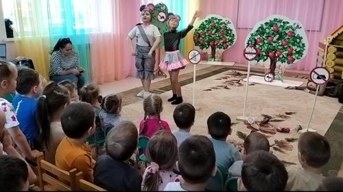 Балалар бакчалары кунакка йөрешә: «Тылсым» артистлары Яңа Әлемгә килде