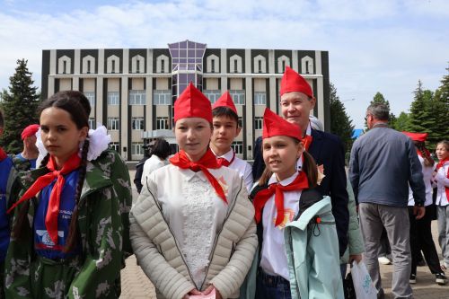 Пионериянең туган көненә багышланган бәйрәмнән безнең фоторепортаж
