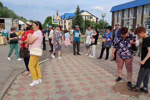 Ленар Зарипов махсус хәрби операциядән ялга кайткан районыбызның алдынгы эшмәкәрен хөрмәтләде (фотолар)