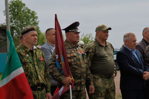 Кәзкәйдә Чечня сугышы ветераны, «Батырлык өчен» медале иясе Разил Вәлиев яшәгән йортка хәтер тактасы куелды (видео һәм фото)