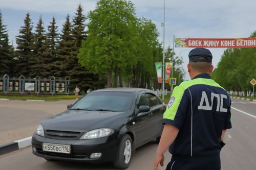 Юл хәрәкәтенең яшь инспекторлары автомобиль йөртүчеләрне Җиңү бәйрәме белән котлады