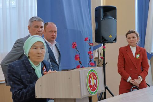 Актаныш районы башлыгы Ленар Зарипов сугыш чоры балалары белән очрашты