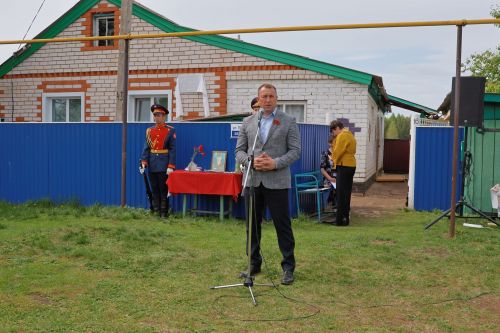 Кәзкәйдә Чечня сугышы ветераны, «Батырлык өчен» медале иясе Разил Вәлиев яшәгән йортка хәтер тактасы куелды (видео һәм фото)