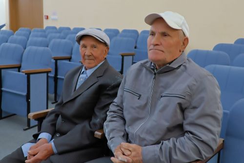 Актаныш районы башлыгы Ленар Зарипов сугыш чоры балалары белән очрашты
