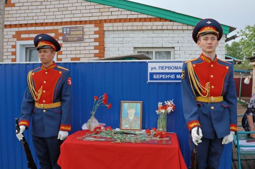 Кәзкәйдә Чечня сугышы ветераны, «Батырлык өчен» медале иясе Разил Вәлиев яшәгән йортка хәтер тактасы куелды (видео һәм фото)