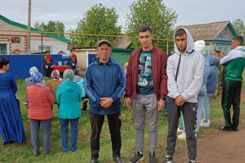 Кәзкәйдә Чечня сугышы ветераны, «Батырлык өчен» медале иясе Разил Вәлиев яшәгән йортка хәтер тактасы куелды (видео һәм фото)