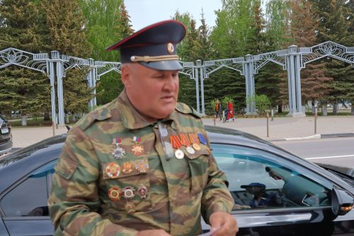 Юл хәрәкәтенең яшь инспекторлары автомобиль йөртүчеләрне Җиңү бәйрәме белән котлады