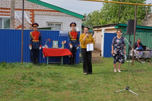 Кәзкәйдә Чечня сугышы ветераны, «Батырлык өчен» медале иясе Разил Вәлиев яшәгән йортка хәтер тактасы куелды (видео һәм фото)