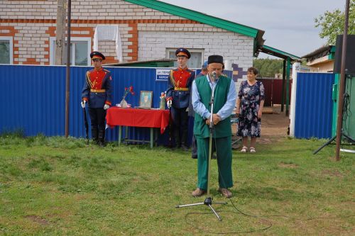 Кәзкәйдә Чечня сугышы ветераны, «Батырлык өчен» медале иясе Разил Вәлиев яшәгән йортка хәтер тактасы куелды (видео һәм фото)