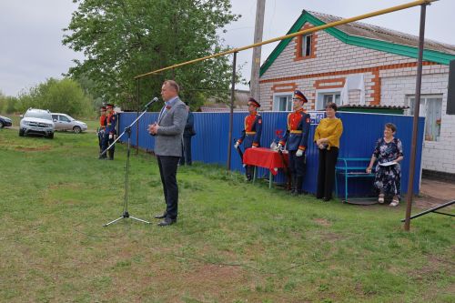 Кәзкәйдә Чечня сугышы ветераны, «Батырлык өчен» медале иясе Разил Вәлиев яшәгән йортка хәтер тактасы куелды (видео һәм фото)