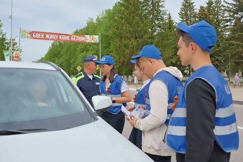 Юл хәрәкәтенең яшь инспекторлары автомобиль йөртүчеләрне Җиңү бәйрәме белән котлады