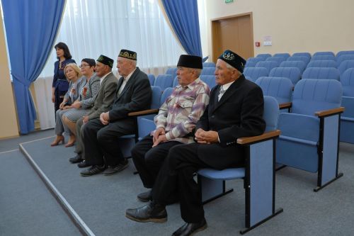 Актаныш районы башлыгы Ленар Зарипов сугыш чоры балалары белән очрашты