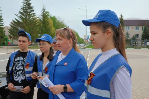 Юл хәрәкәтенең яшь инспекторлары автомобиль йөртүчеләрне Җиңү бәйрәме белән котлады