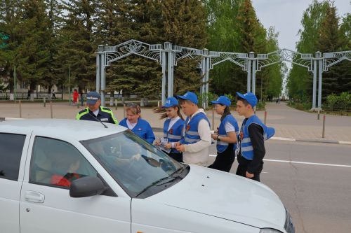 Юл хәрәкәтенең яшь инспекторлары автомобиль йөртүчеләрне Җиңү бәйрәме белән котлады