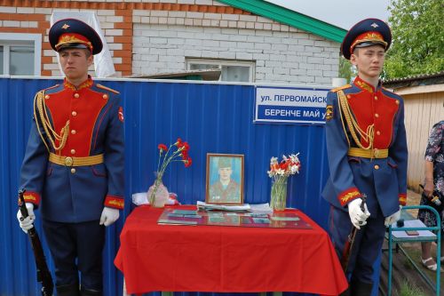 Кәзкәйдә Чечня сугышы ветераны, «Батырлык өчен» медале иясе Разил Вәлиев яшәгән йортка хәтер тактасы куелды (видео һәм фото)