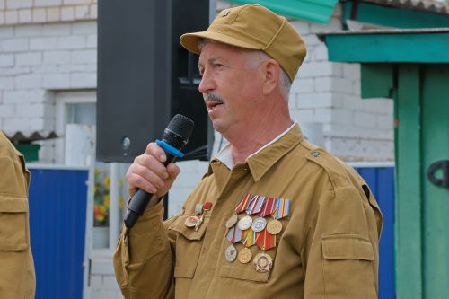 Кәзкәйдә Чечня сугышы ветераны, «Батырлык өчен» медале иясе Разил Вәлиев яшәгән йортка хәтер тактасы куелды (видео һәм фото)