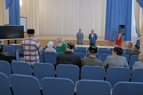 Актаныш районы башлыгы Ленар Зарипов сугыш чоры балалары белән очрашты