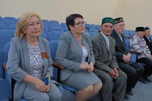 Актаныш районы башлыгы Ленар Зарипов сугыш чоры балалары белән очрашты