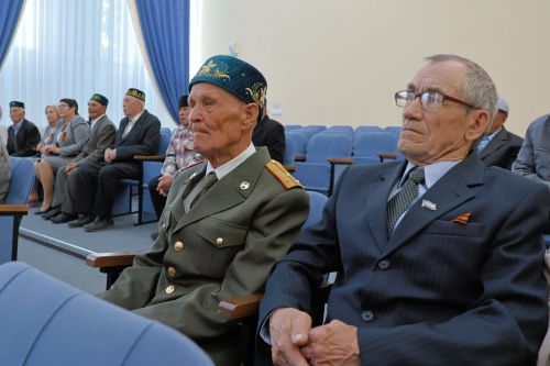 Актаныш районы башлыгы Ленар Зарипов сугыш чоры балалары белән очрашты