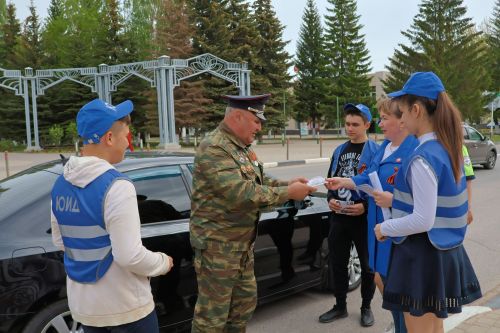 Юл хәрәкәтенең яшь инспекторлары автомобиль йөртүчеләрне Җиңү бәйрәме белән котлады