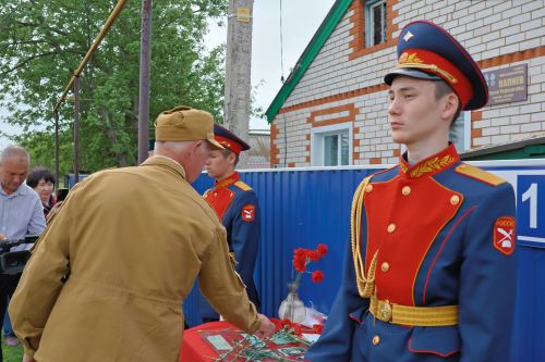 Кәзкәйдә Чечня сугышы ветераны, «Батырлык өчен» медале иясе Разил Вәлиев яшәгән йортка хәтер тактасы куелды (видео һәм фото)