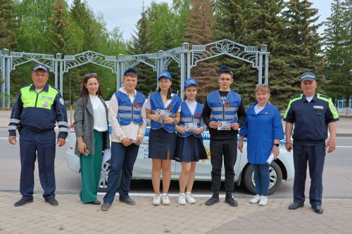 Юл хәрәкәтенең яшь инспекторлары автомобиль йөртүчеләрне Җиңү бәйрәме белән котлады