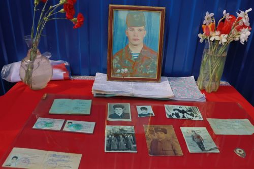 Кәзкәйдә Чечня сугышы ветераны, «Батырлык өчен» медале иясе Разил Вәлиев яшәгән йортка хәтер тактасы куелды (видео һәм фото)